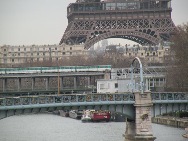  métro passant vers la tour Eiffel
